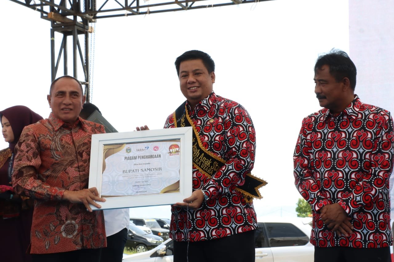 Bupati Samosir Dinobatkan Sebagai Duta Bapak Asuh Anak Stunting Sumut