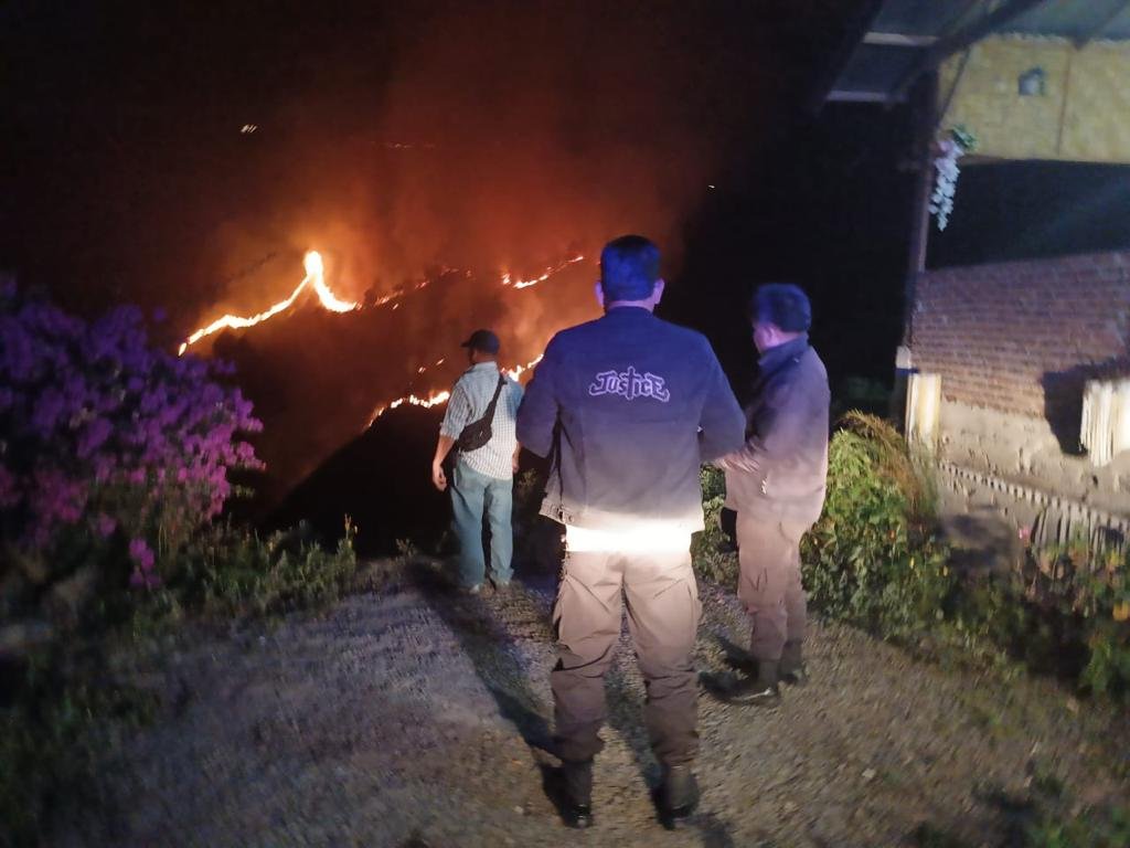 Polres Tanah Karo Lakukan Pemadaman Kebakaran di Perbukitan Dolok Panggulangan,