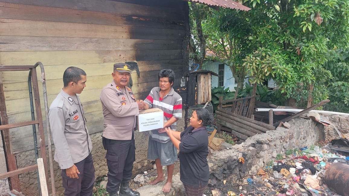 Kapolsek Pangururan Salurkan Bantuan Kepada Warga Korban Kebakaran
