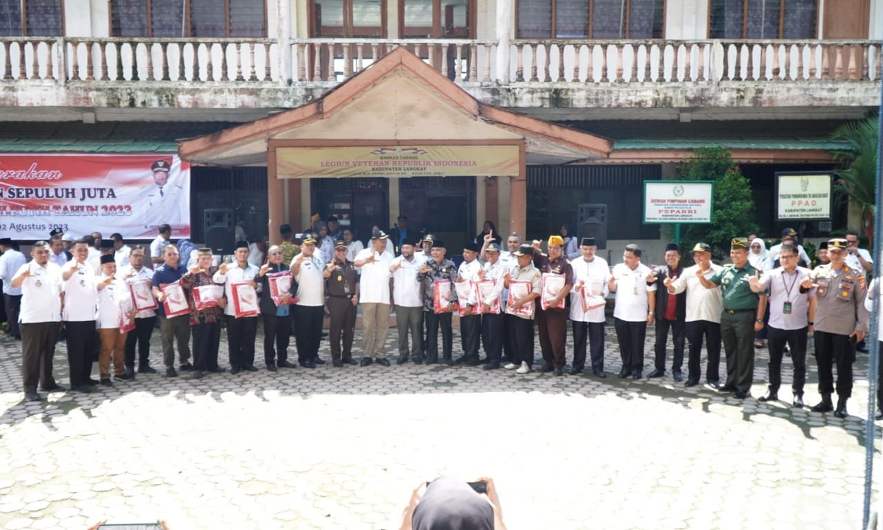 Jelang Hari Kemerdekaan RI, Plt Bupati Langkat Ikut Bagikan 10 Juta Bendera Merah Putih