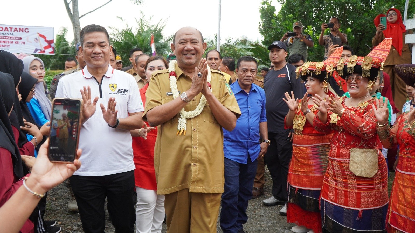 Hadiri Pawai Karnaval, 10 Kades se-Sirapit Nyatakan Dukung Syah Afandin Jadi Bupati Langkat 2024-2029.