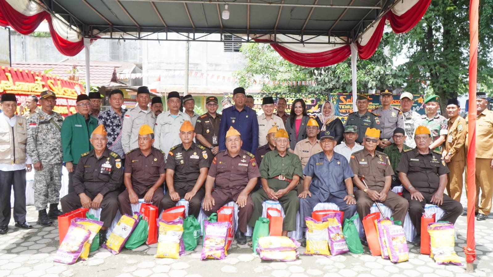 Hadiri Silaturahmi Veteran Pejuang 45, Syah Afandin Ikut Bagikan Sembako.