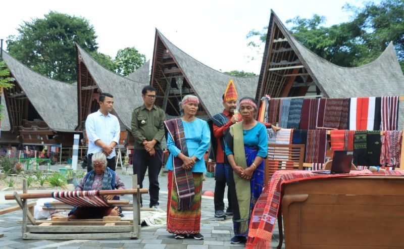 Pemkab Samosir Bersama Sentra Bahagia Medan Pasarkan Tenun Hasil Karya Lansia