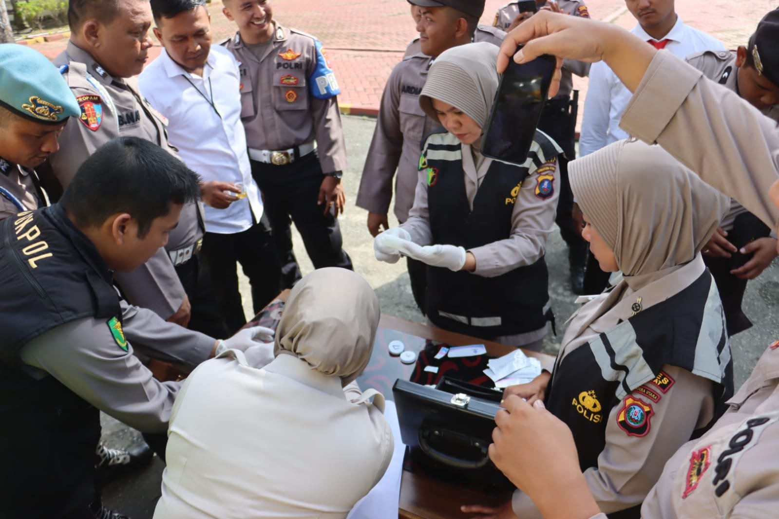Hindari Keterlibatan Dengan Narkoba, Polres Langkat Mendadak Tes Urin Personel.