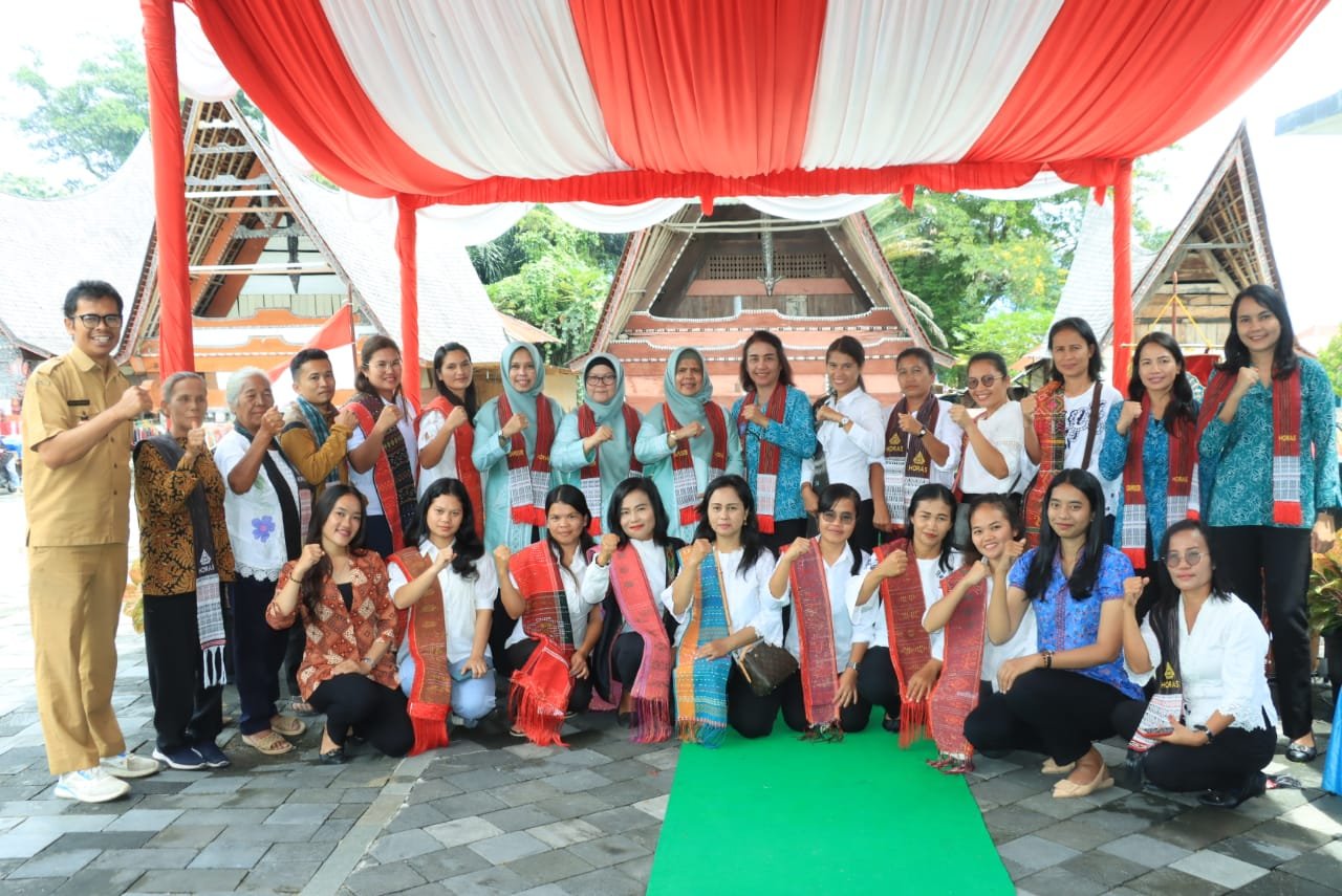TP. PKK Provsu Evaluasi UP2K ke Desa Lumban Suhisuhi Toruan Samosir