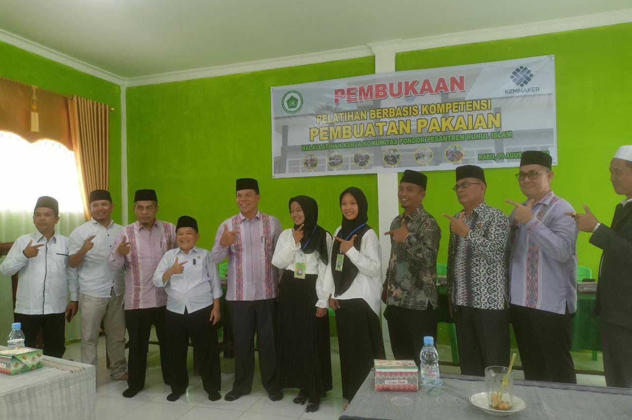 Kakan Kemenag Palas Buka Program Pelatihan Menjahit Pakaian Tahap Dua
