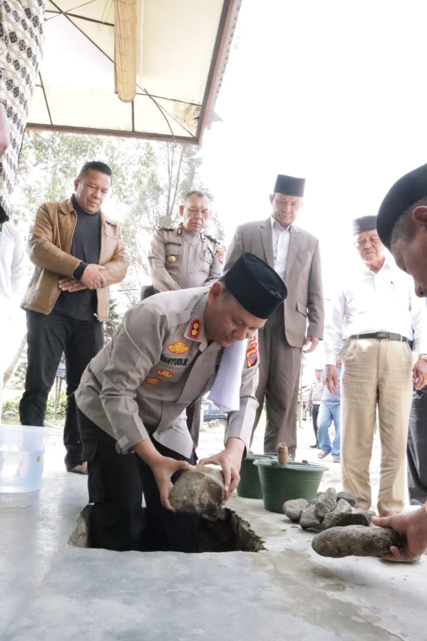 Kapolres Letakkan Batu Pertama Renovasi Mesjid Aspol Polres Tanah Karo