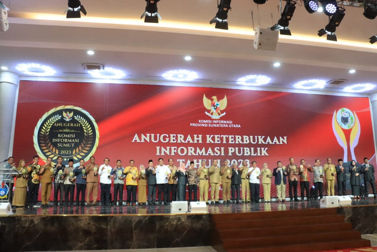 Pemkab Samosir Terima Anugerah KIP Kategori Kabupaten Informatif