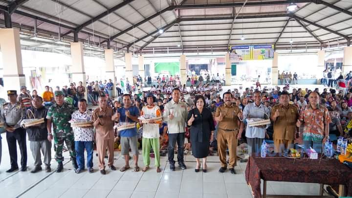 Bupati Karo Salurkan Bantuan Benih Jagung Hibrida di Desa Perbesi