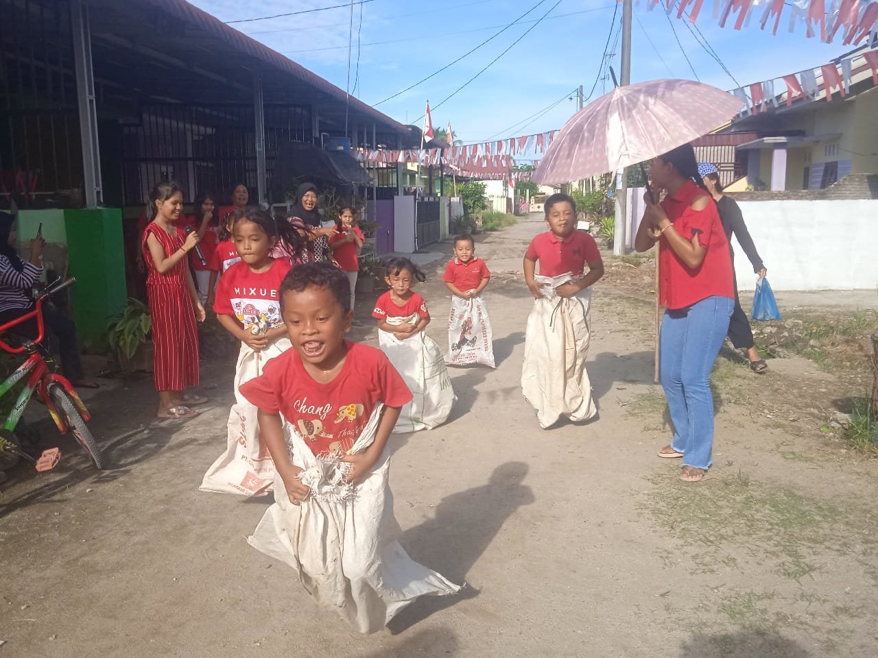 Perayaan HUT Kemerdekaan RI, Merah Meriah Penuhi Warna Lomba Anak dan Mamak di Tualang Perbaungan