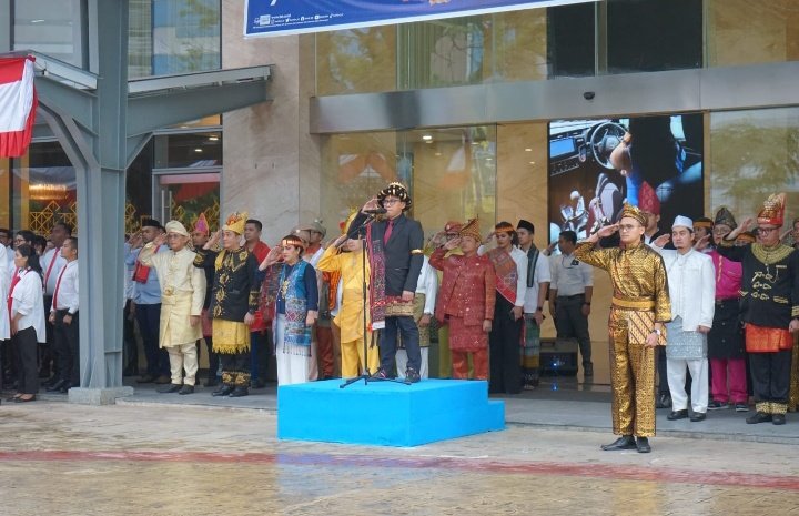 Sambut Kemerdekaan RI Ke-78, BRI BO Medan Putri Hijau Gelar Upacara Gunakan Pakaian Adat Nasional