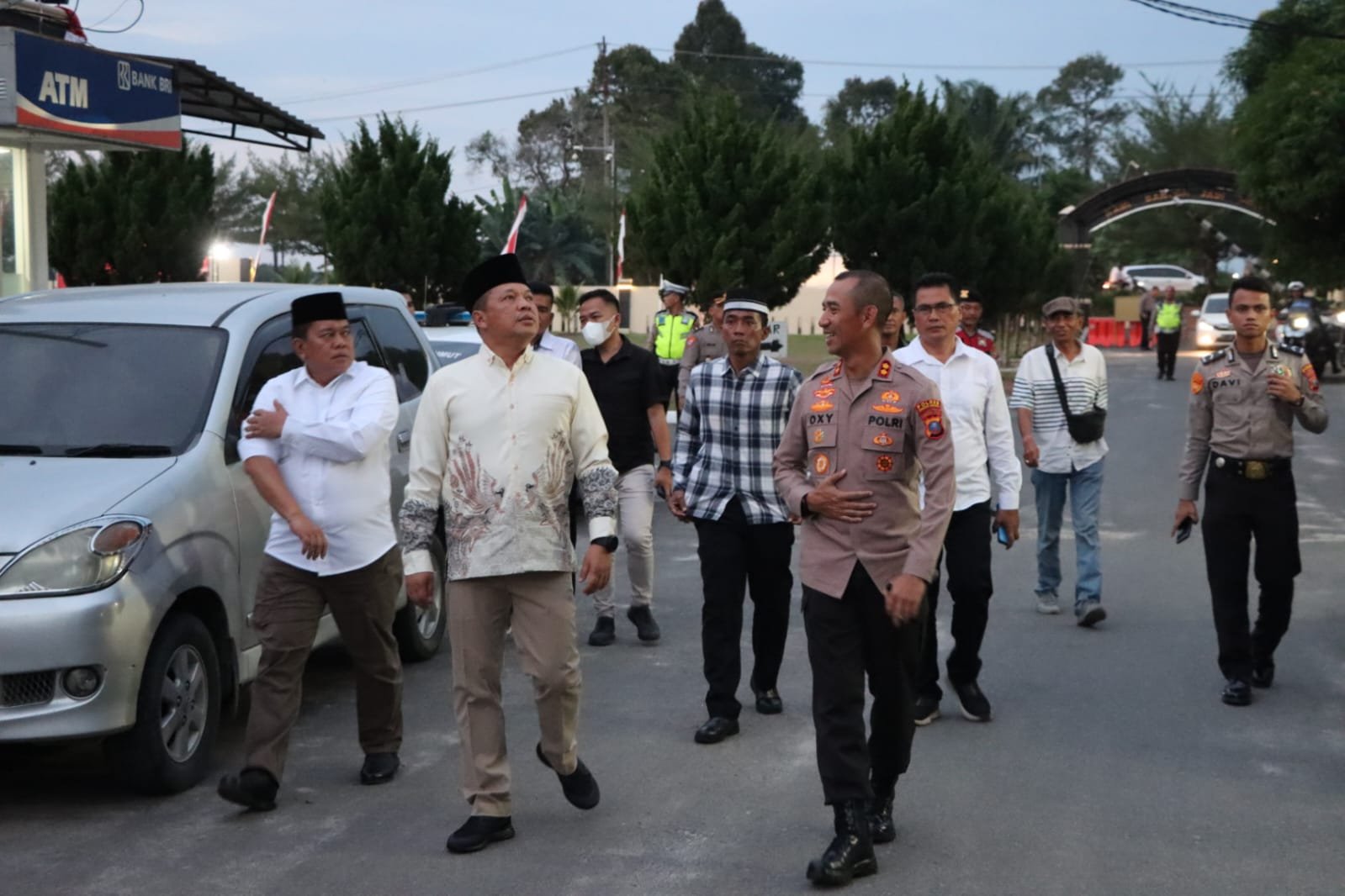 Kapolda Sumut Didampingi Kabindasu, Sholat Maghrib di Mesjid Al Muhtadin Polres Sergai