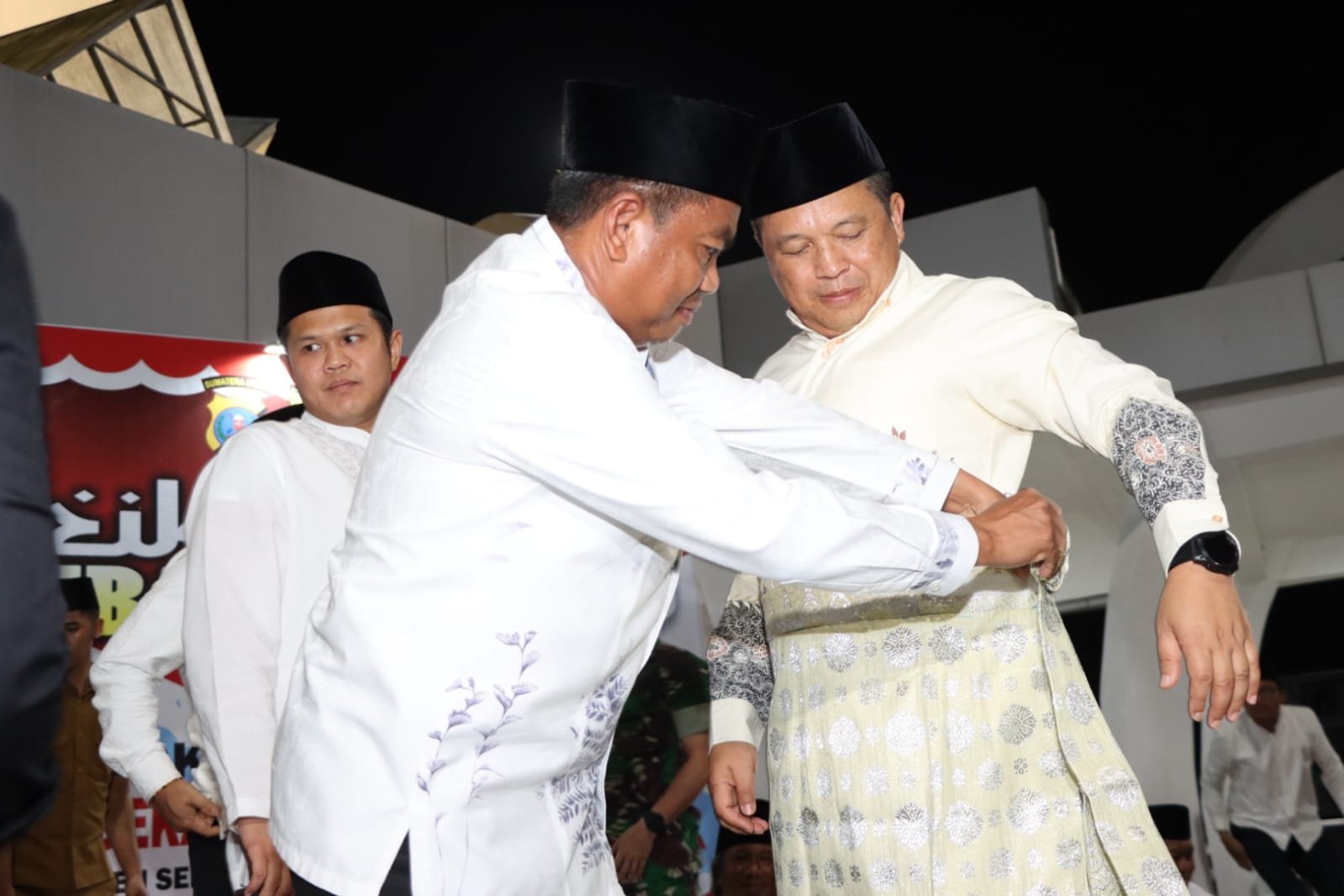 Dzikir dan Do’a Kebangsaan Bersama Gus Muwafiq, Kapolda Sumut Dikenakan Perangkat Pakaian Adat Melayu Oleh Forkopimda