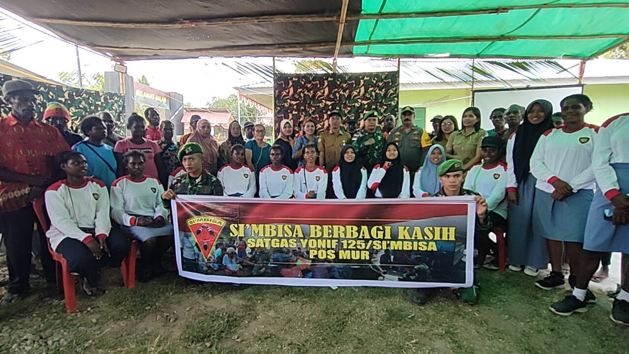 Menyambung Hati, Personel Satgas Yonif 125/SMB Berbagi Kasih  Dengan Masyarakat Papua