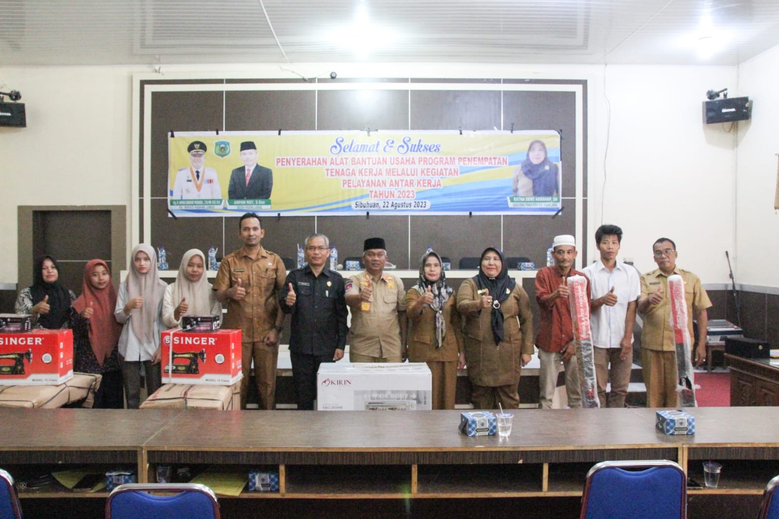 Plt Bupati Palas Berikan Alat Bantuan Usaha kepada Masyarakat