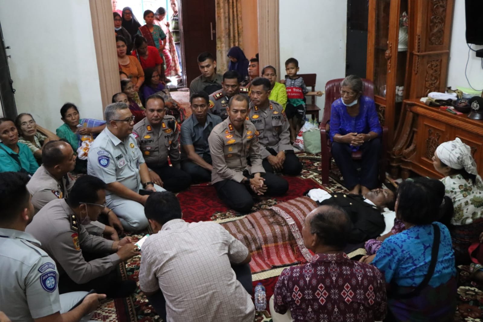 Melayat Kerumah Duka Almarhum Bripka Wiwin A. Sinaga, Kapolres Sergai Beri Bantuan dan Penghiburan