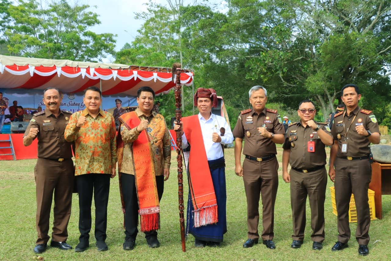 Bupati Samosir dan JAMPIDUM Resmikan Monumen Restorative Justice