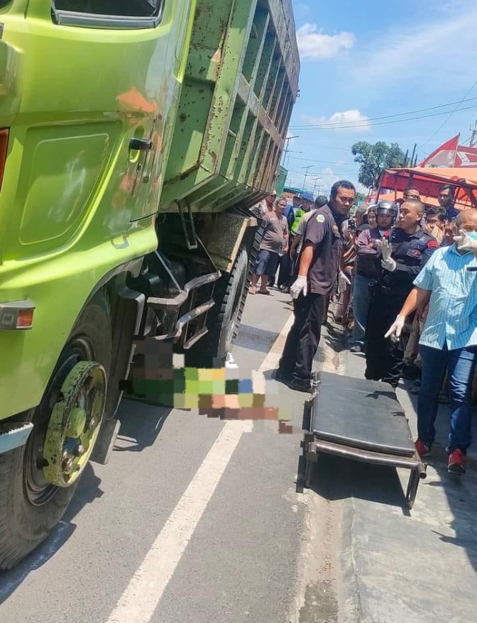 Terpental ke Aspal, Mahasiswa Tewas Terlindas Mobil Dump Truk
