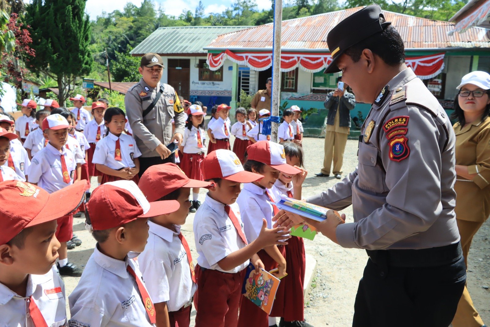 Polri Peduli Budaya Literasi, Polres Samosir Salurkan Bantuan Kepada Pelajar