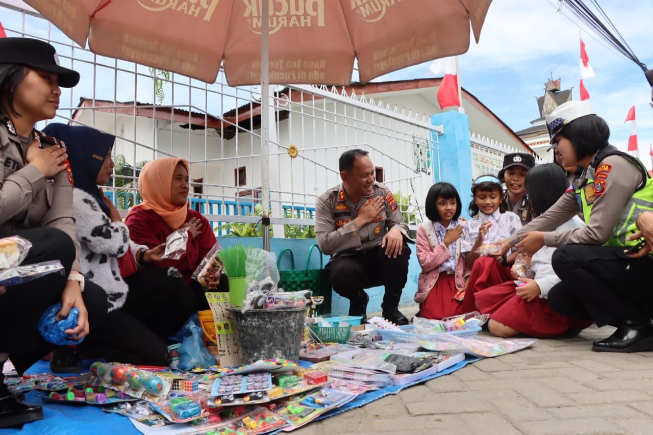 Jalin Kedekatan, Polwan Polres Tanah Karo Bagikan Roti Kepada Masyarakat