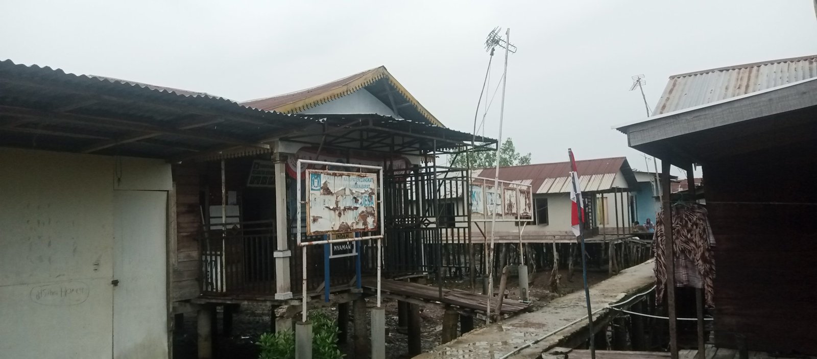 Kantor Desa Kelantan Tidak Pasang Bendera Merah Putih dan Plang Kantor Desa Tak Terawat Baik.
