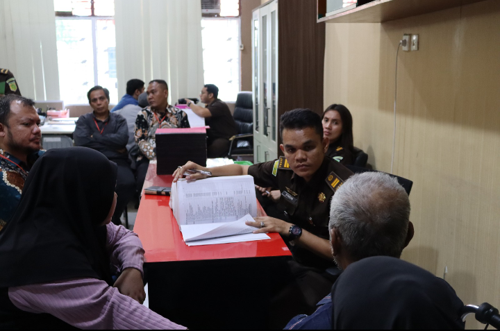 Terkait Kasus Tindak Pidana Korupsi PPKS, Kejaksaan Negeri Langkat Menerima Penyerahan Tersangka & Barang Bukti Dari Penyidik Polres Langkat,