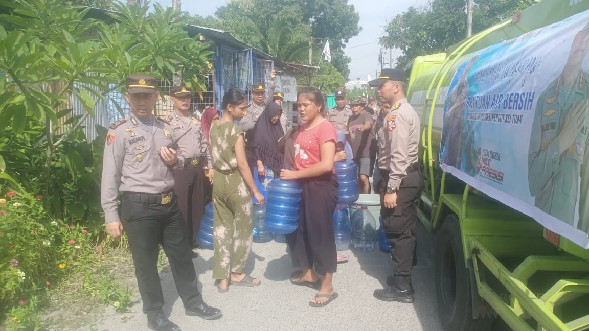 Peduli Lingkungan, Polsek Percut dan Sunggal Salurkan Bantuan Penyaluran Air Bersih