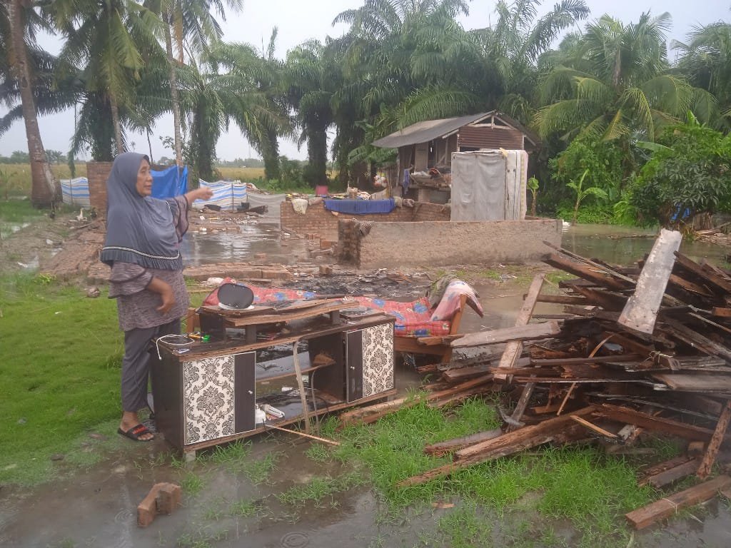 Rata Dengan Tanah Disapu Angin Puting Beliung, Kandang Kambing “Disulap” Untuk Kamar