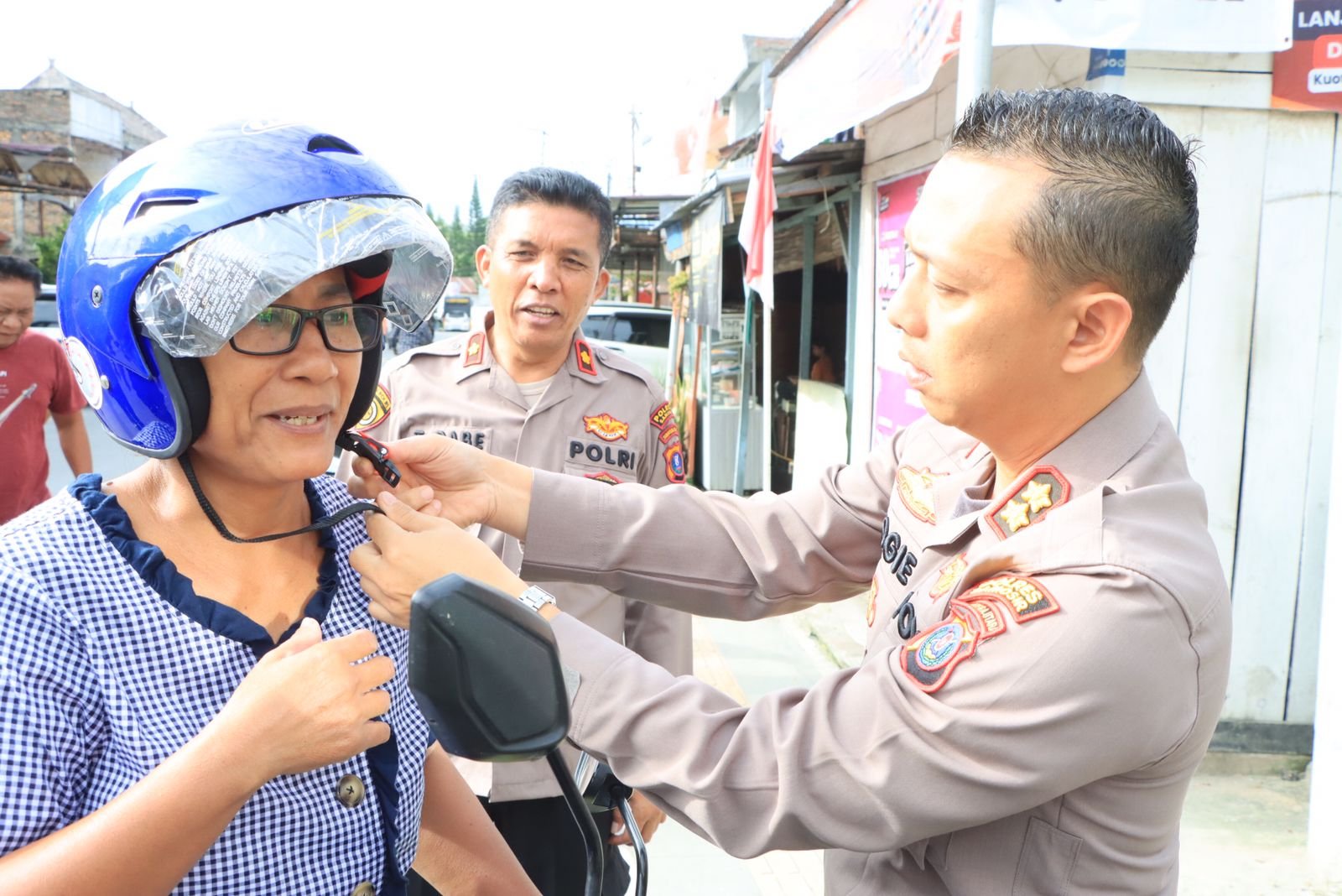 Polres Samosir Sosialisasi Ops Zebra Toba 2023 dan Berbagi Helm SNI