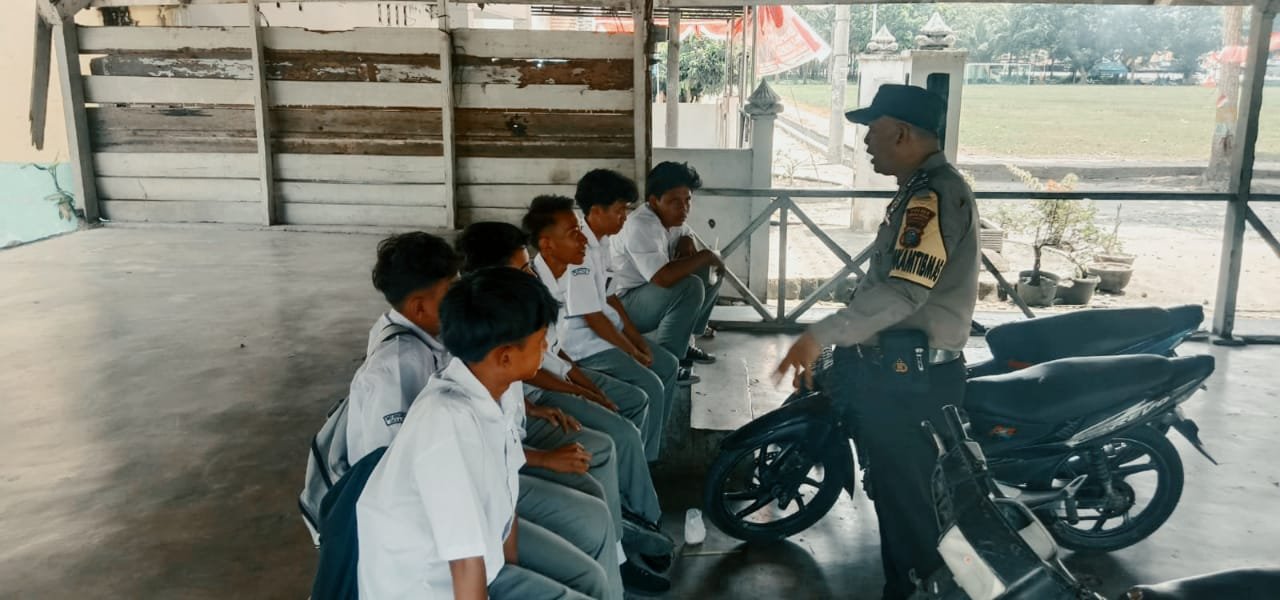 Pergoki Pelajar Bolos Sekolah, Bhabinkamtibmas Beri Penyuluhan
