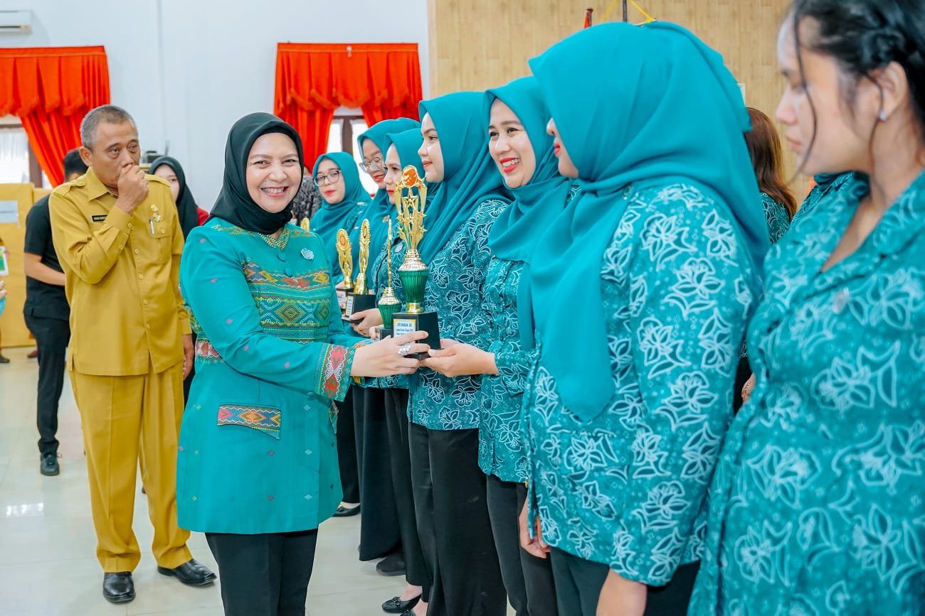 Ketua TP PKK Kota Medan Tinjau Lomba Kreasi B2SA, Medan Area Juara Pertama