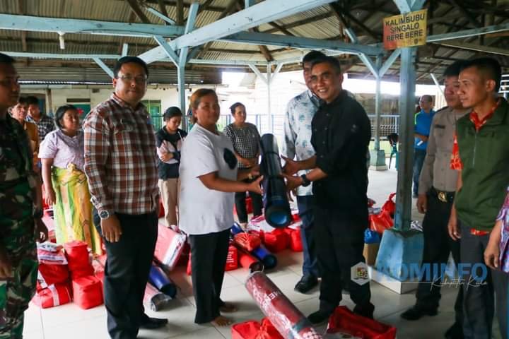 Wabup Karo Serahkan Bantuan Kepada Korban Bencana Puting Beliung di Desa Kuta Kepar dan Desa Salit