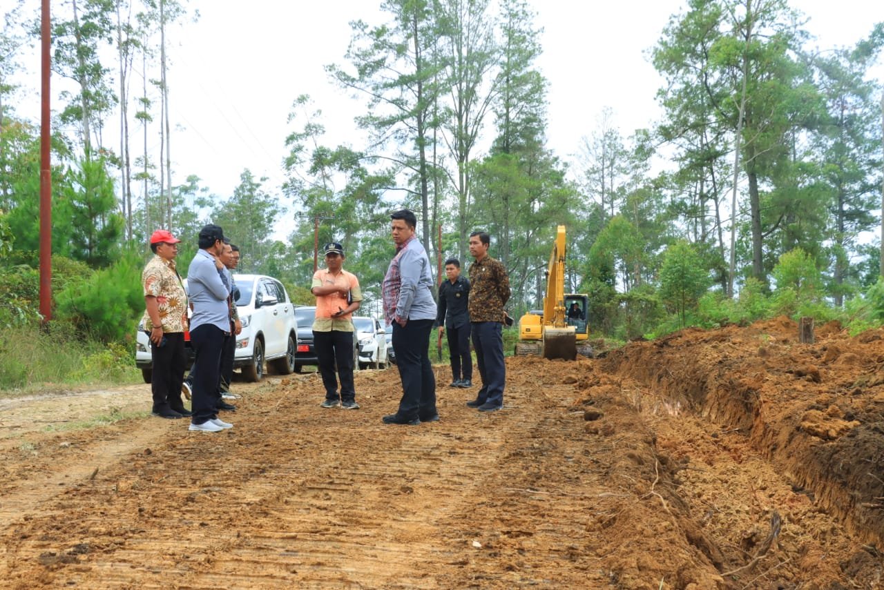 Bupati Samosit Tinjau Normalisasi Jalan dan Perbaikan Saluran