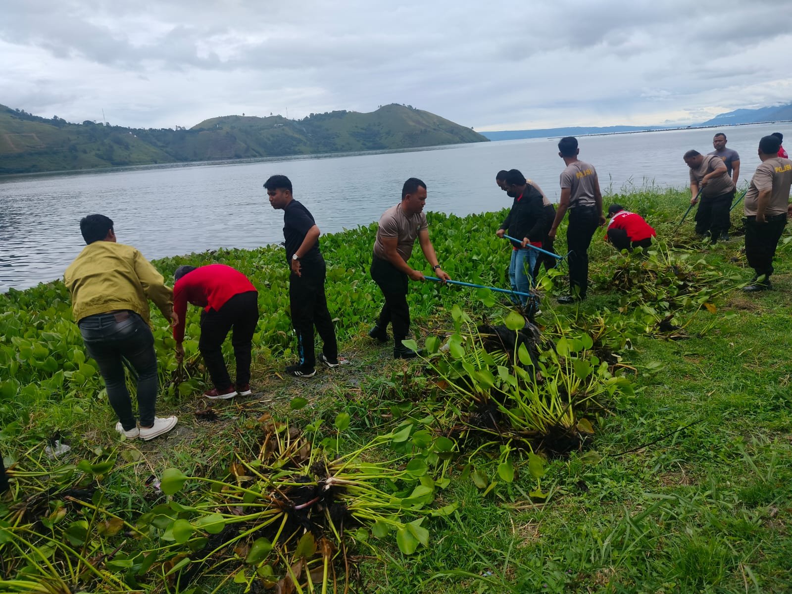 Persiapan Event Aquabike, Polres Tanah Karo Gotong Royong Bersihkan Pantai Sinalsal Tongging