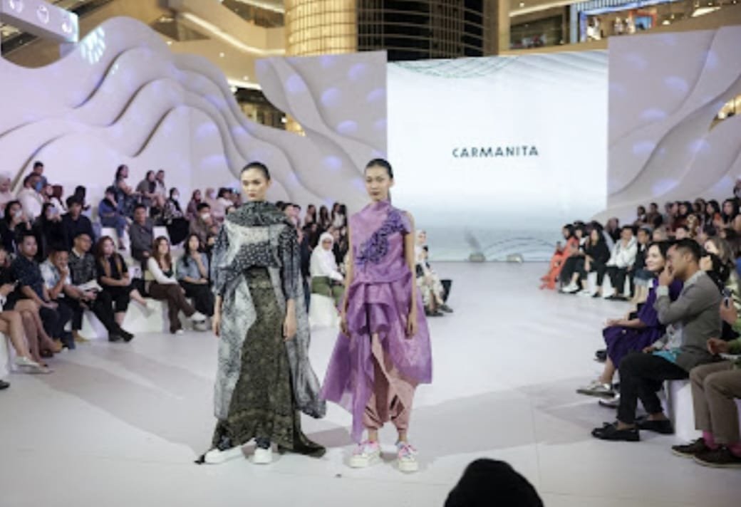 KAART JAGAT IPMI Batik Gelar Fashion Show Dalam Rangka Menyambut Hari Batik Nasional