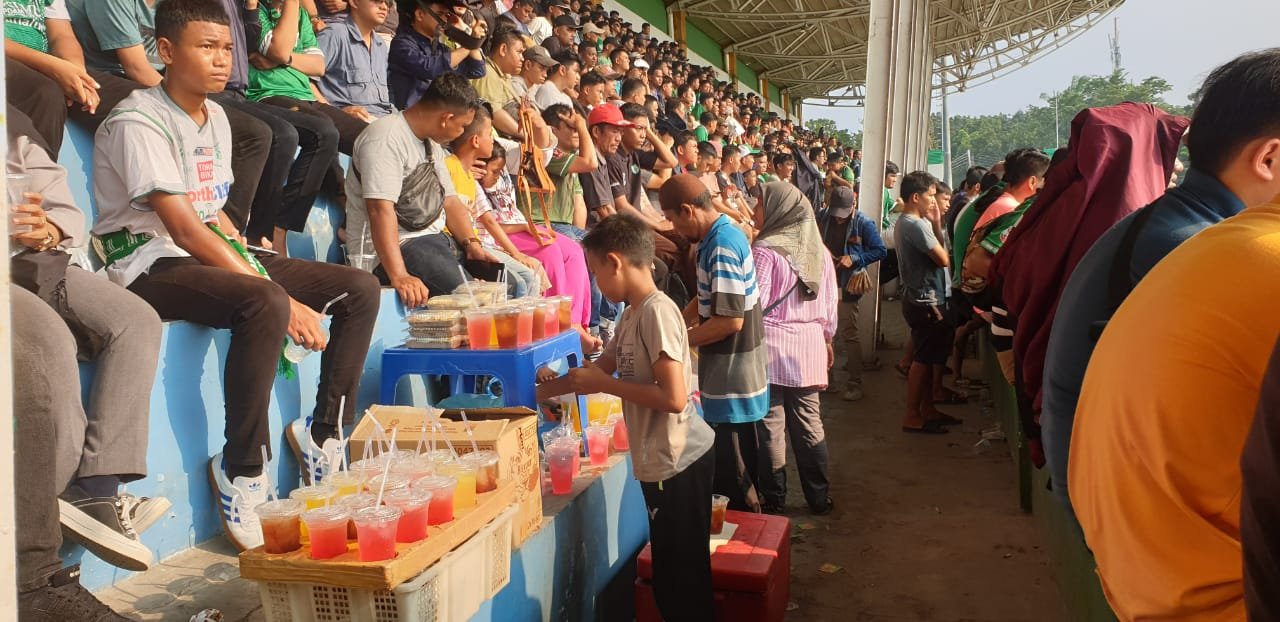 Nonton Pertandingan PSMS Tak Nyaman, PKL Bebas Buka Lapak di Bangku Penonton