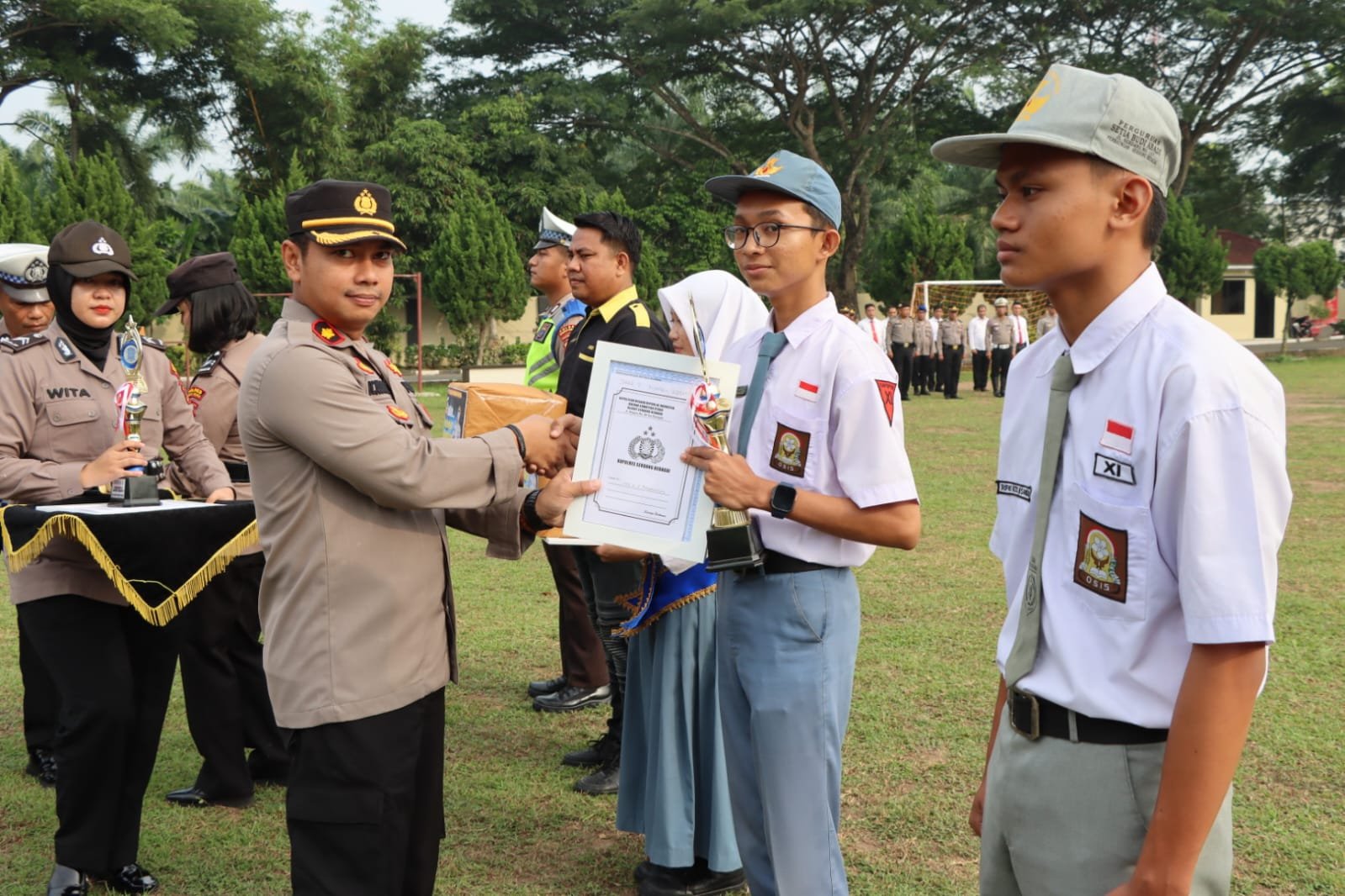 Apresiasi Pemenang Lomba Konten Kreator HUT Lantas, Kapolres Sergai Berikan Piagam