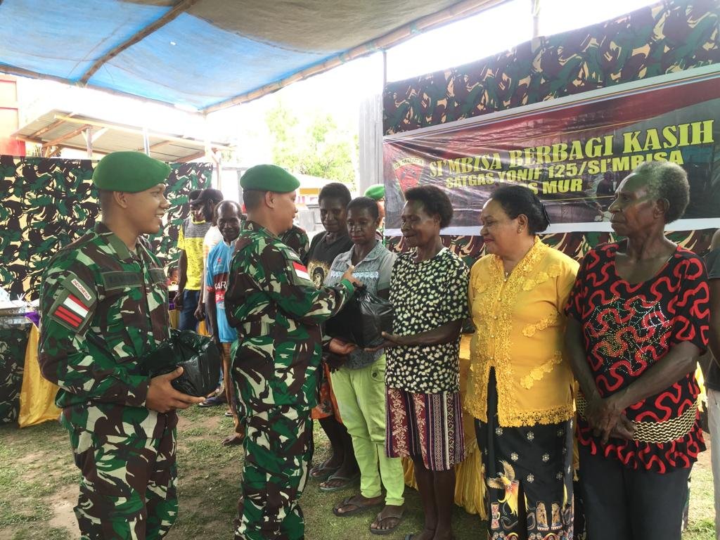 Jelang Peringatan HUT TNI Ke-78, Prajurit Si’mbisa Bagikan Sembako Kepada Warga Mur