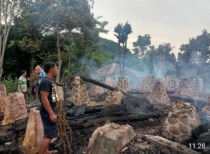 Restaurant di Penginapan On The Rock Bukit Lawang Terbakar