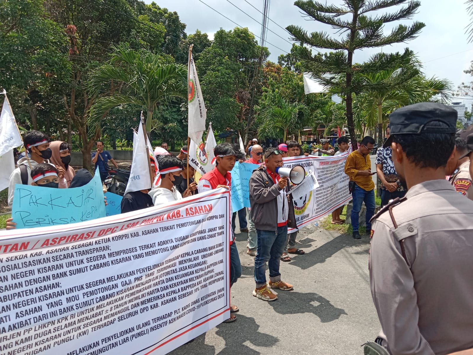 LSM PMPRI Demo Kantor Bupati, Minta Copot Kepala Bapeda Asahan