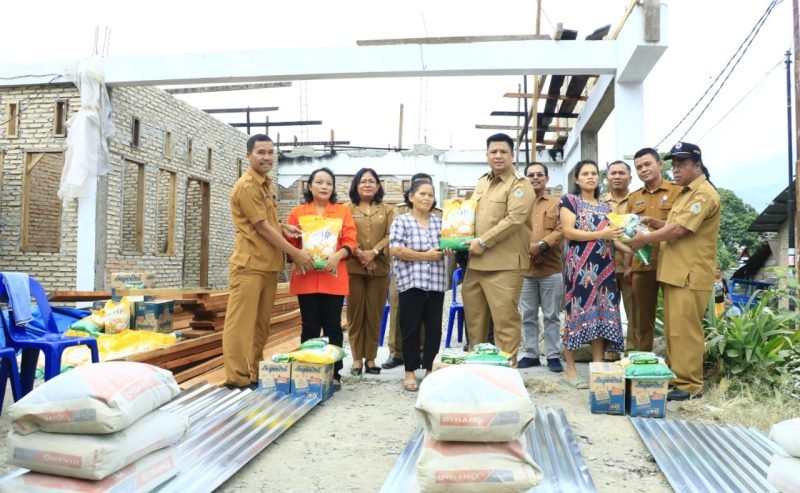 Bupati Samosir Bantu Korban Kebakaran