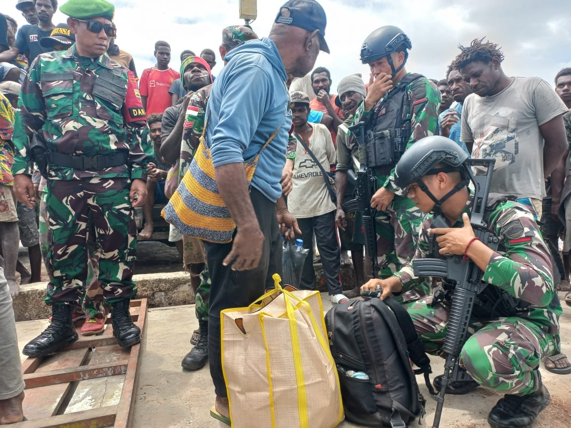 Gelar Sweeping Gabungan Satgas Yonif 125/SMB, Amankan Ratusan Botol Miras