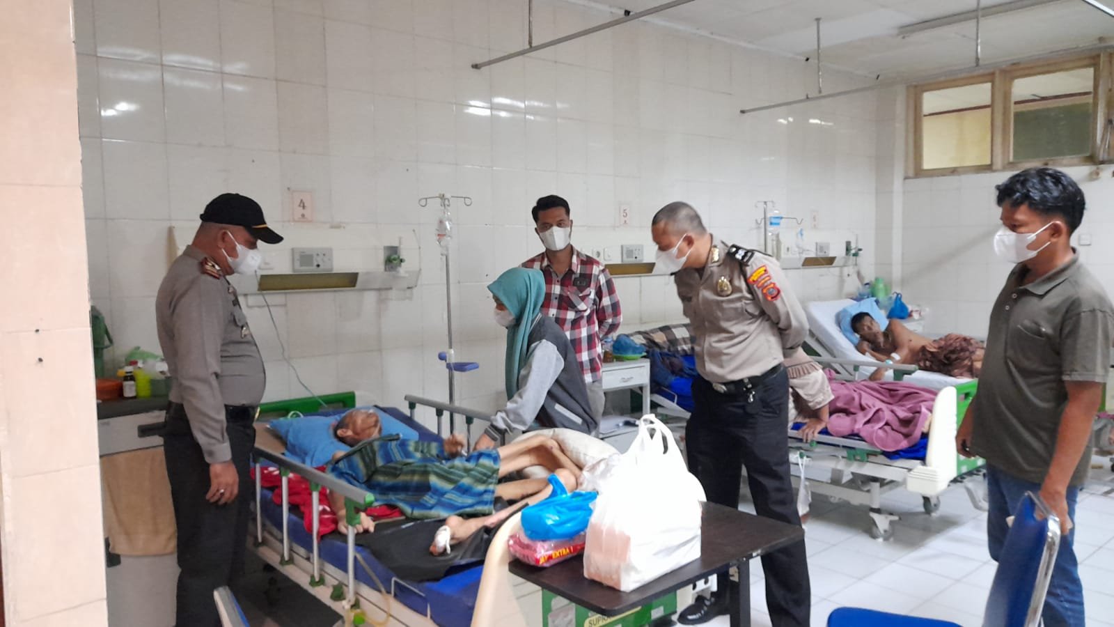 Kapolsek Kutalimbaru Besuk Warga di RS Adam Malik