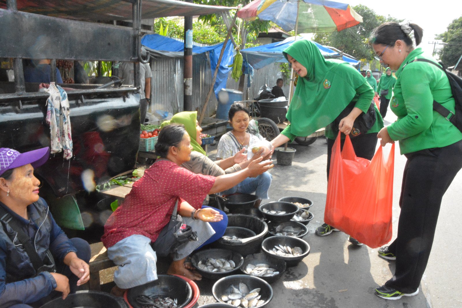 Wujud Kepedulian, Ketua Persit Koorcab Rem 023 PD I/BB Berbagi Kepada Masyarakat