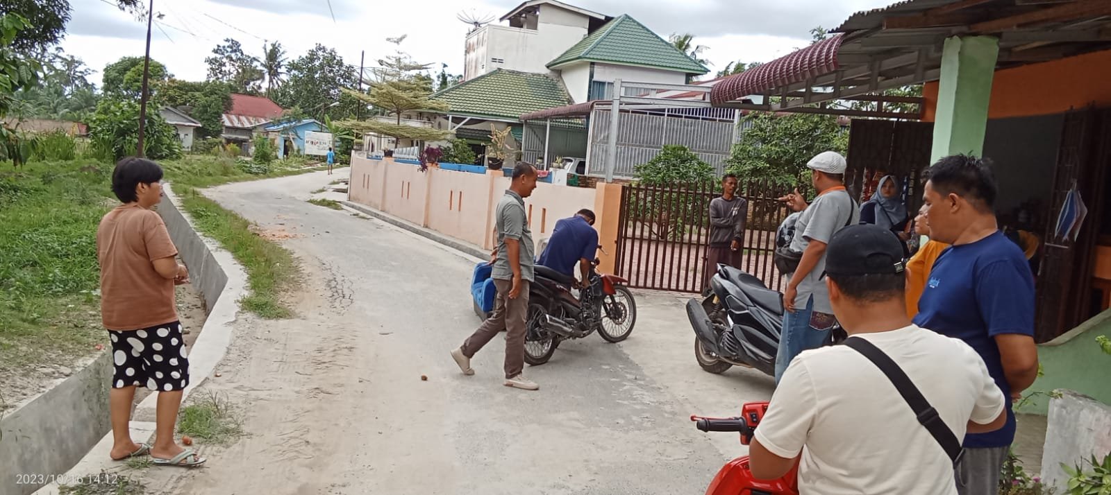 Protes Truk Pengangkut Material Pembangunan Damai Asri 7, Warga Letakkan Batu dan Kursi di Badan Jalan