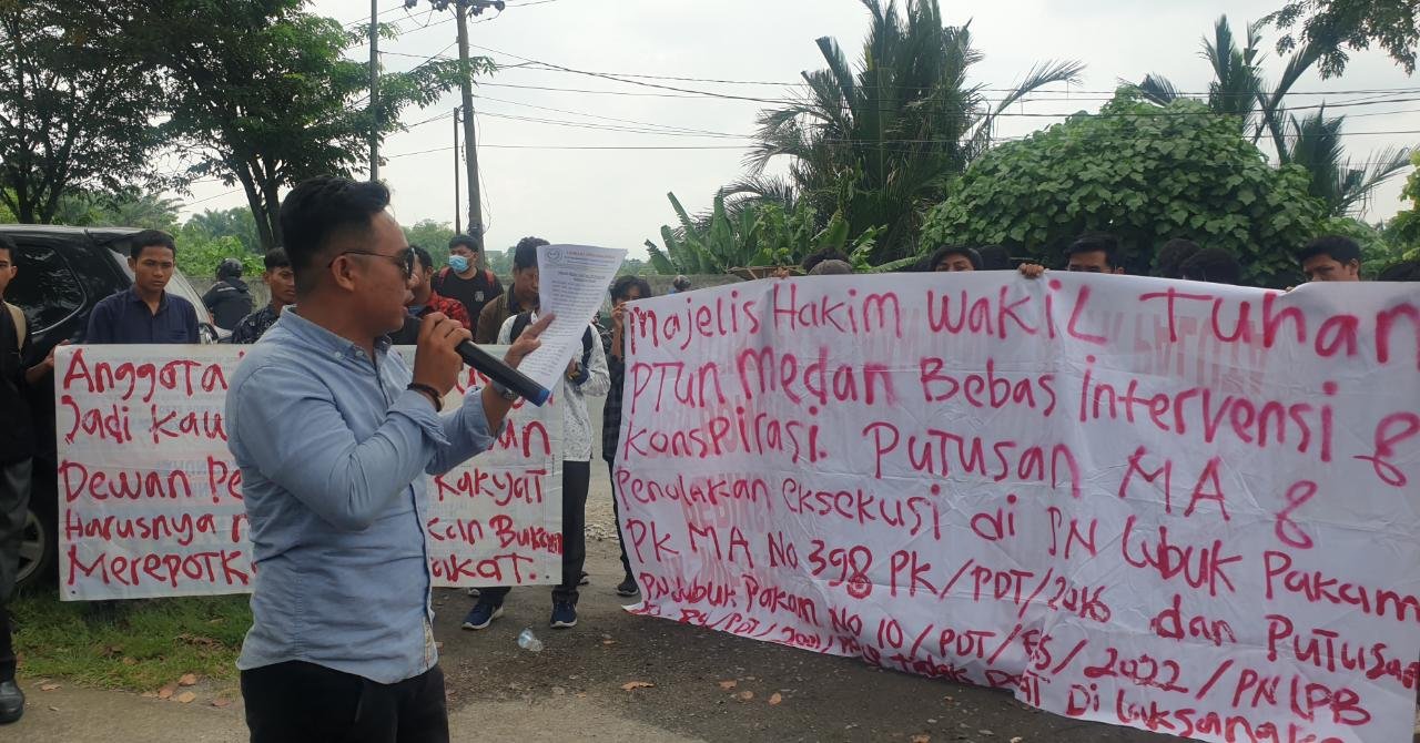 Mahasiswa Demo PTUN Medan Minta Majelis Hakim Netral dan Objektif di Gugatan Oknum DPRD Sumut