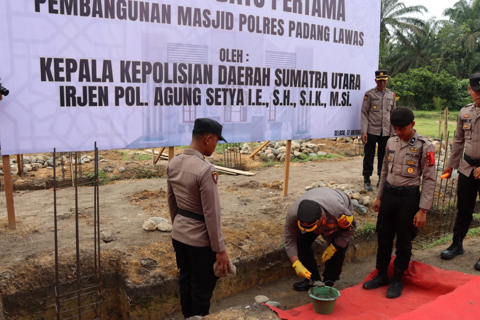 Kapolres Letakkan Batu Pertama Pembangunan Masjid di Mapolres Palas