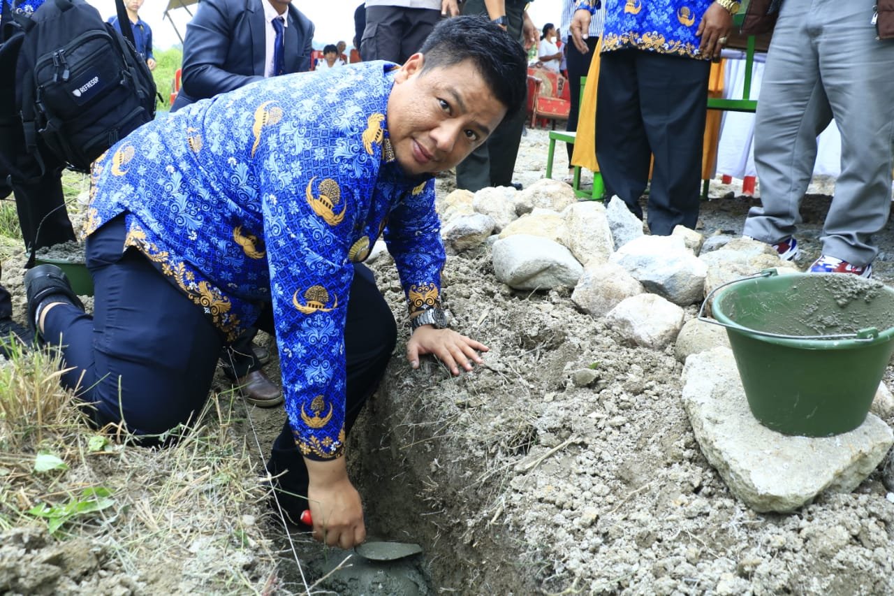 Bupati Samosir Lakukan Peletakan Batu Pembangunan GKII Palipi