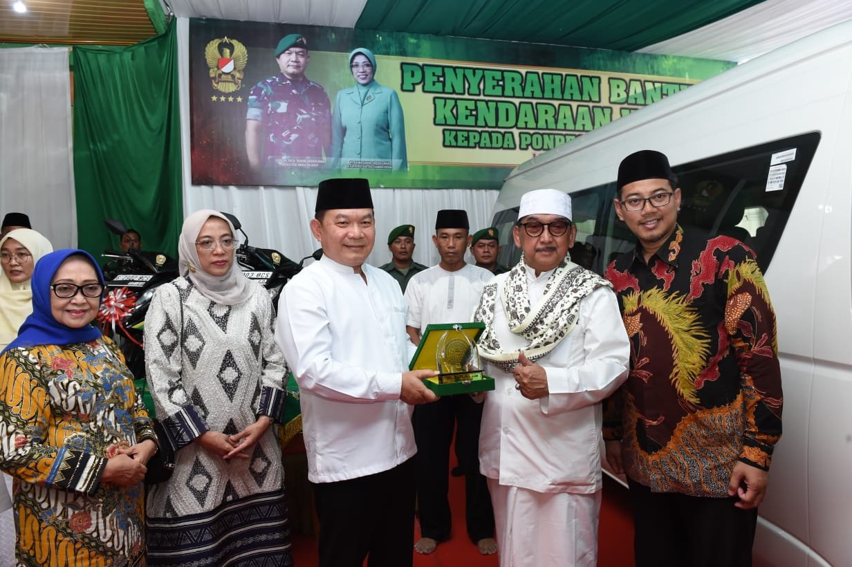 Peduli Pendidikan Santri, Kasad Bantu Kendaraan Operasional 2 Ponpes di Jawa Timur