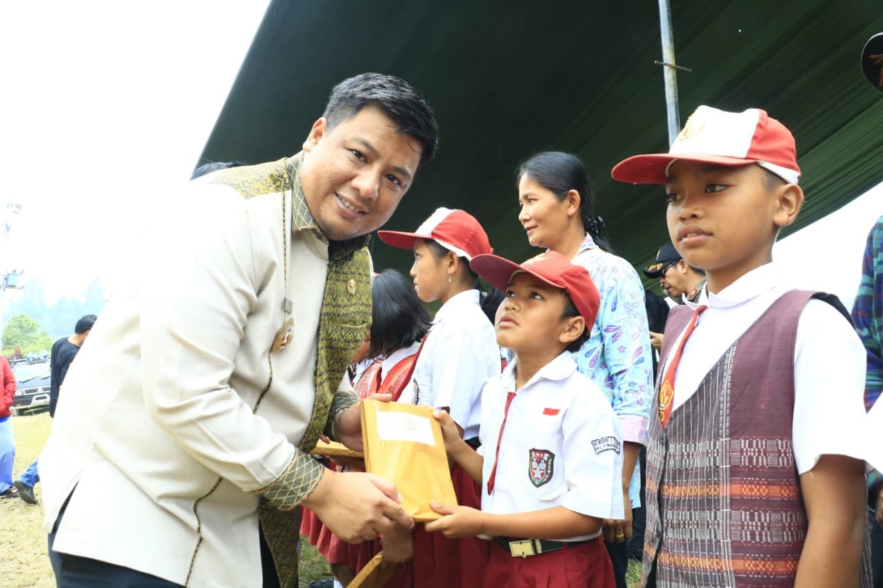 Masyarakat Desa Sijambur Sambut Bupati Samosir